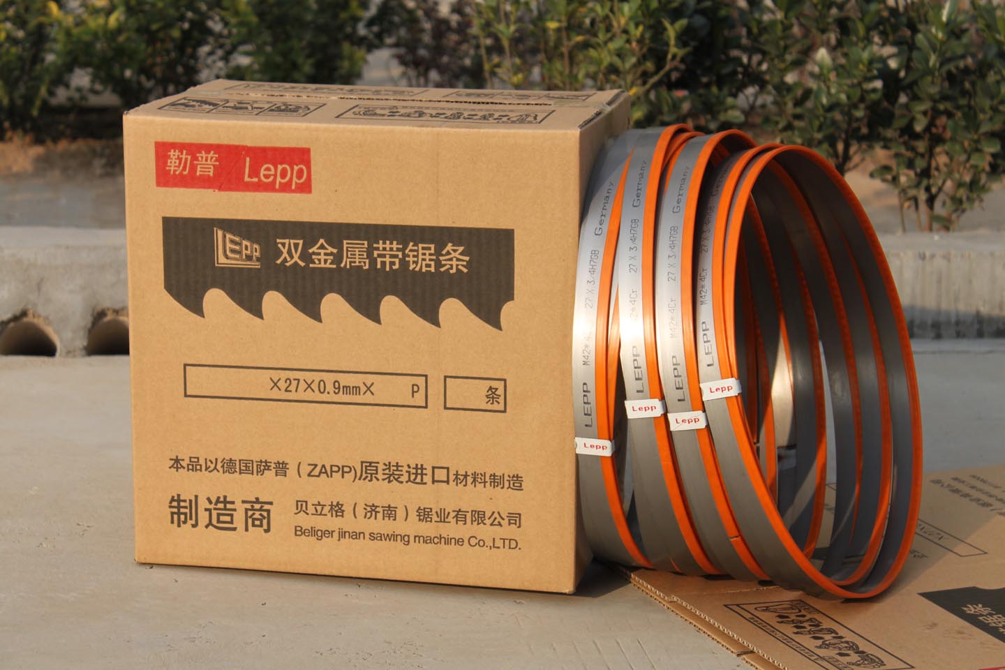 造成角度帶鋸床鋸削精度差的原因是什么？